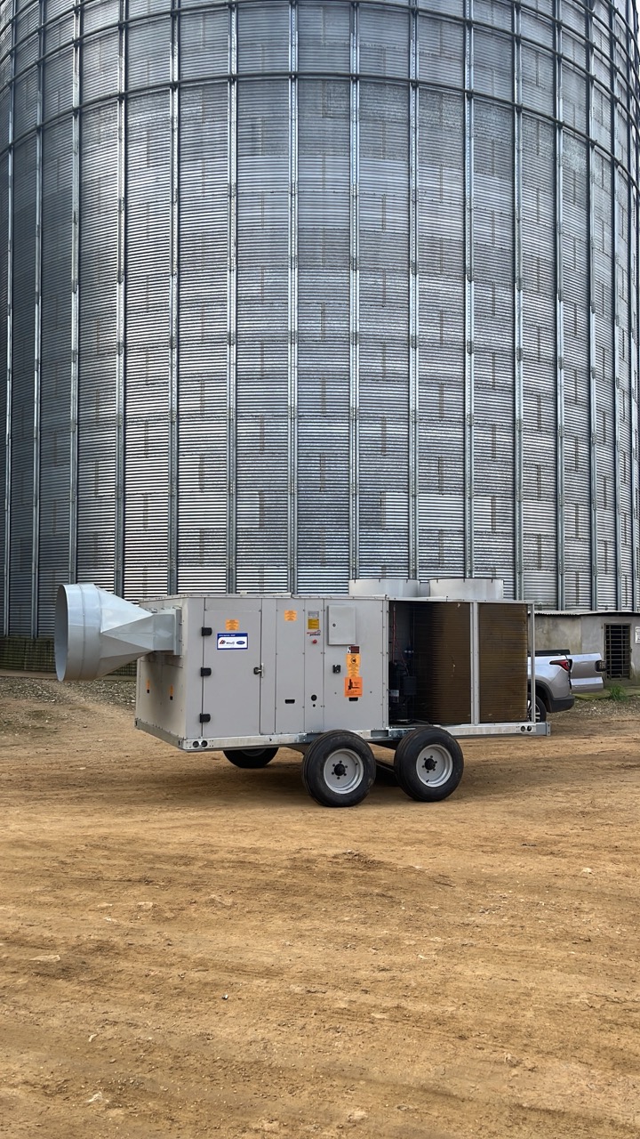 Resfriador de Circuito Aberto 40TR da Mitsuy montado sobre reboque, ao lado de um silo metálico